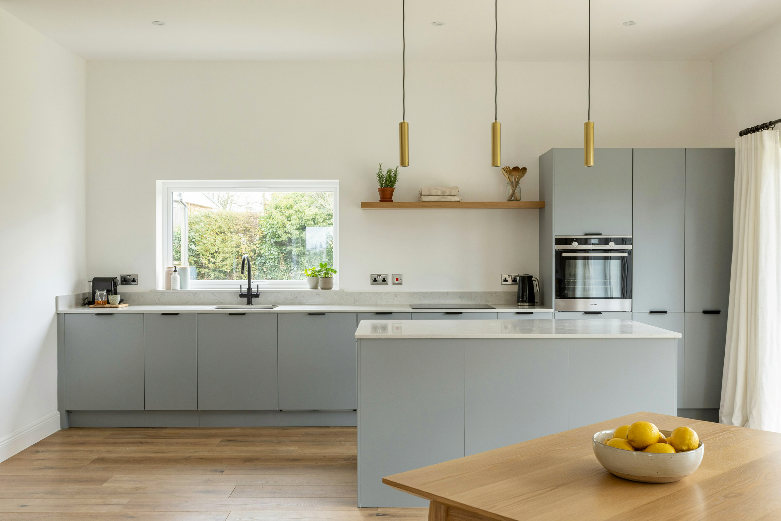 Sealant joint along a kitchen worktop